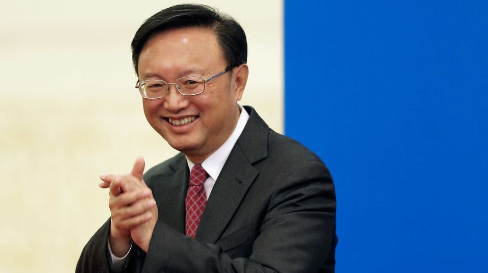 Kinas utenriksminister Yang Jiechi hilser internasjonal presse velkommen til en orientering i Beijing lørdag 9. mars i år. Yang sa blant annet at Kina er mot å bruke internett som redskap for å blande seg inn i andre lands indre anliggende.