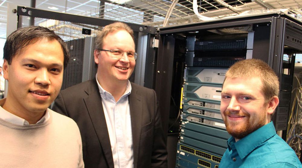 Senioringeniør Tuan Williams ved Universitetet i Stavanger, regiondirektør Petter Alfsen i Atea og student Patrik Bakke: Sammen om å oppfordre kommende dataingeniører til å bli Cisco Certified Network Associate.