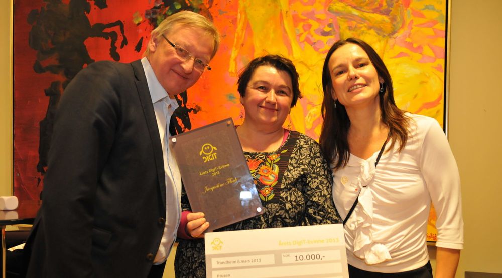 Jacqueline Floch (i midten) mottok fredag 8. mars prisen som årets DigIT-Kvinne 2013. Hun er flankert av Rolf Dyrnes Svendsen (Adresseavisen) og jurymedlem Letizia Jaccherim, NTNU.
