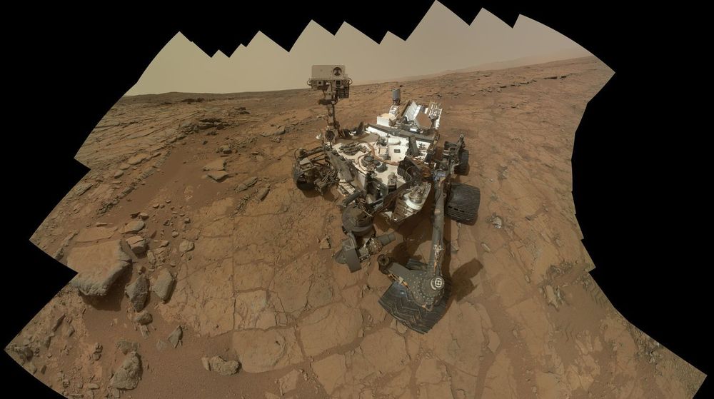 Selvportrett av NASAs Mars-kjøretøy Curiosity. Bildet er satt sammen av 66 ulike fotografier som er tatt av kjøretøyets Mars Hand Lens Imager (MAHLI)den 3. februar 2013.