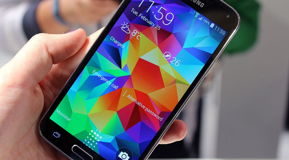 Samsung møter hard konkurranse i markedet for smartmobiler. Deres nyeste flaggskip Galaxy 5S klarer ikke å holde tritt med salget av Iphone 5S, som Apple lanserte i fjor høst.