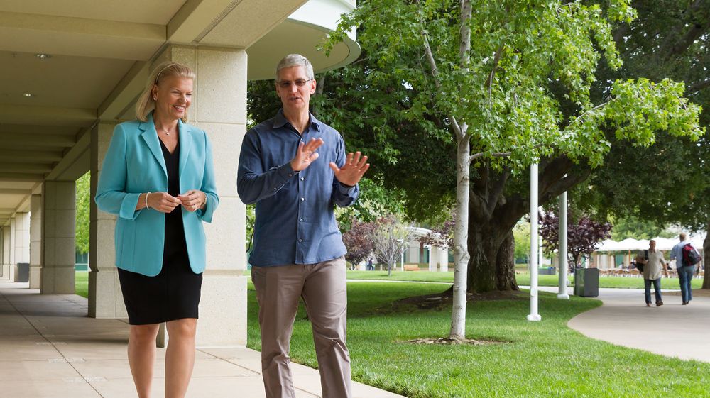 IBMs Ginny Rometty og Apples Tim Cook kunngjør en ny allianse.