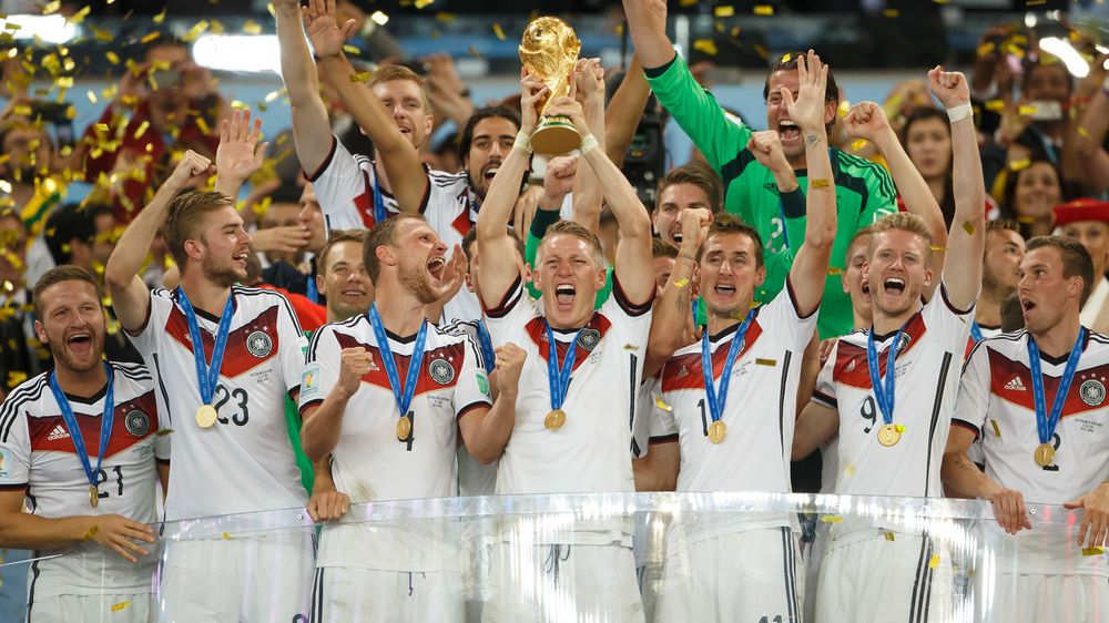 Bastian Schweinsteiger løfter gullpokalen etter at Tyskland slo Argentina i fotball-VM 2014. Aldri før har det blitt overført så store datamengder i mobilnettet, som da tyske Mario Götze prikket inn kampens eneste mål under finalen søndag.