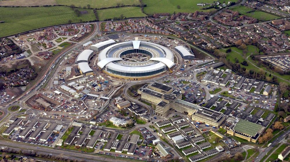 DEN STORE SMULTRINGEN blir anlegget kalt, hovedkvarteret til det britiske spionorganet GCHQ i Cheltenham i Gloucestershire.