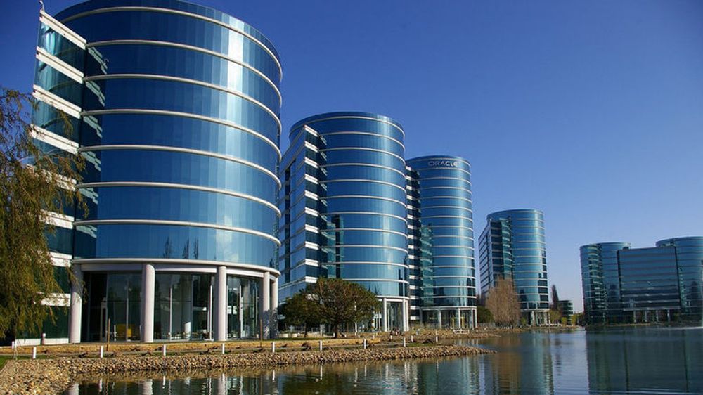 Oracle sender  i dag ut en massiv pakke sikkerhetsoppdateringer som berører store deler av selskapets programvareportefølje. Bildet viser selskapets hovedkvarter i Redwood, California, der bygningene er utformet som «databaser».