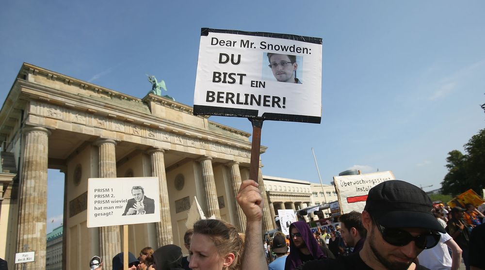 Edward Snowden har utvilsomt bidratt til at søkelyset har blitt rettet mot den overvåkningen mange stater gjør på internett. Bildet er fra en demonstrasjon i Berlin i juli 2013.