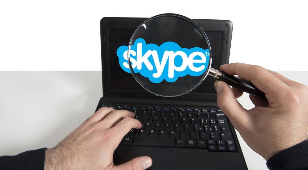 Skype-granskning med forstørrelsesglass.
