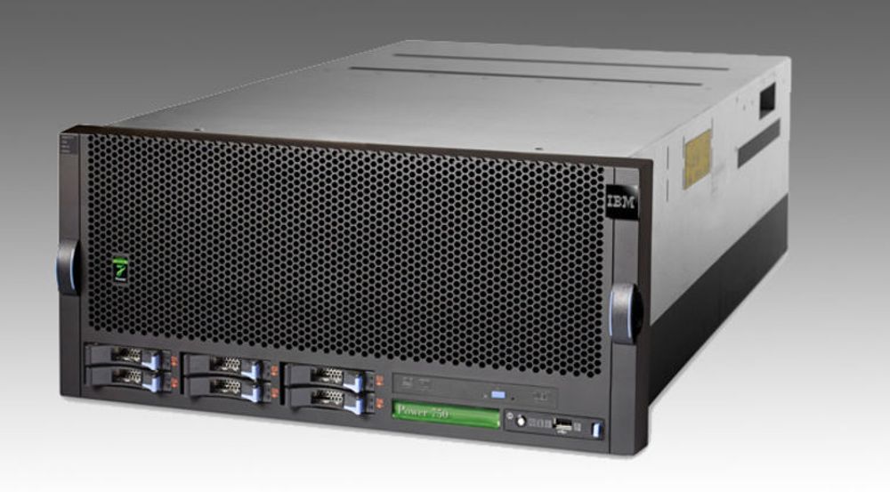 Maskinvare står for en stadig mindre del av omsetningen og overskuddet til IBM. Bildet viser en Power7-basert server av typen Power 750 som ble lansert i mars i år med tanke på lavendemarkedet.