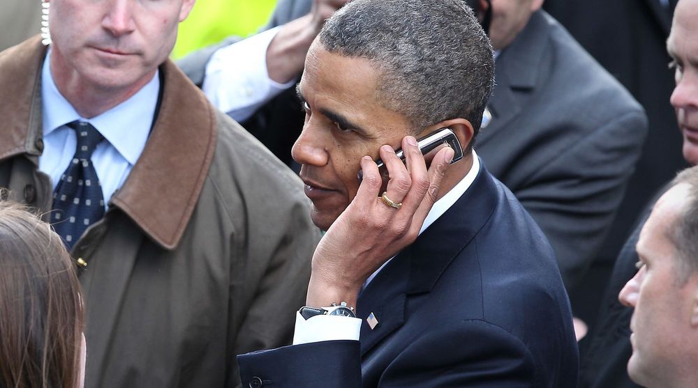 President Barack Obama får vanligvis ikke bruke andre mobiltelefoner enn sin egen BlackBerry, men her snakker han i mobiltelefonen til en i publikum under et arrangement i Dublin, Irland, i 2011.