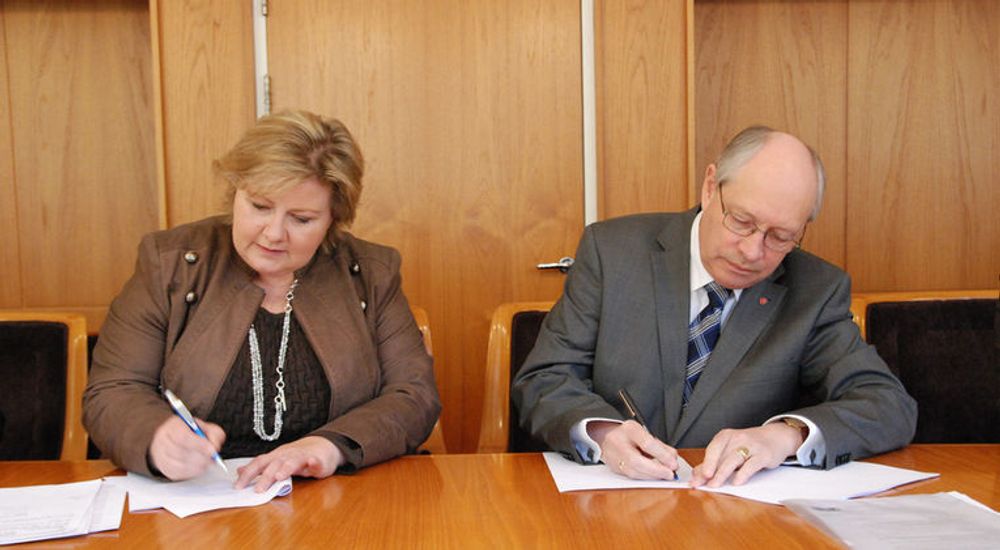 Erna Solberg (H) og Martin Kolberg (A) signerer avtalen som gjorde at det ble flertatt i Stortinget for Datalagringsdirektivet i 2011. Hvor lenge vil det ta før en norsk regjering vil si at det var en fryktelig tabbe, spør digi.nos redaktør.