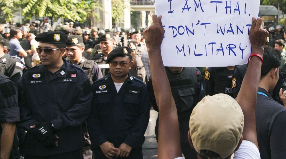 En ung thailandsk mann viser tydelig hva han mener om militærkuppet i Thailand. Bildet er tatt under en demonstrasjon i Bangkok i forrige uke.
