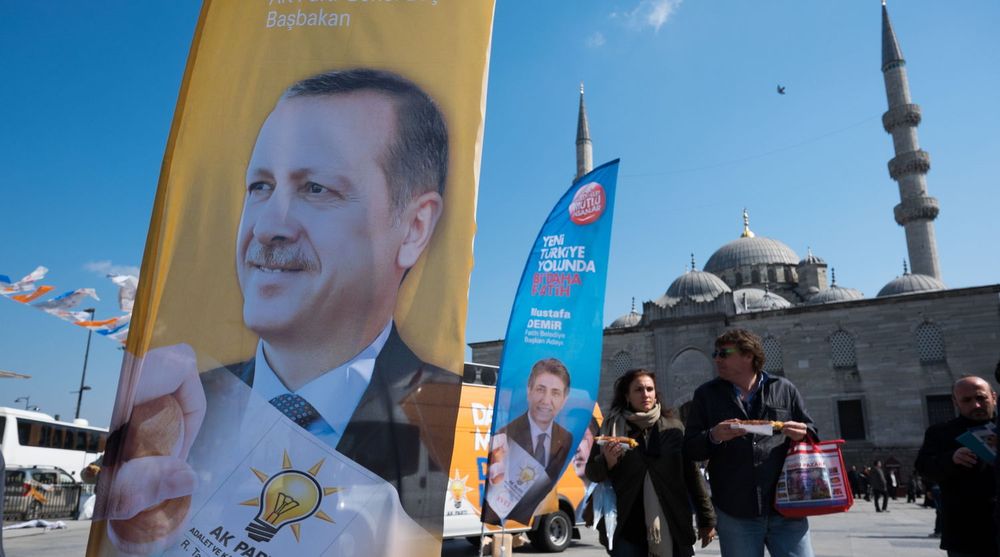 Statsminister Recep Tayyip Erdogan på et valgbanner ved Eminönü-distriktet i Istanbul. Erdogan har sørget for å stenge tilgangen til en rekke sosiale medier etter en serie ubehagelig avsløringer for ham og regjeringen.