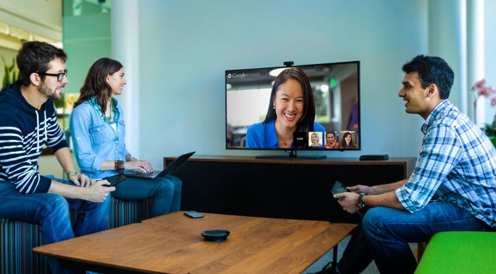 Med en ny plugin kan Outlook-brukere enklere etablere, delta eller planlegge videosamtaler basert på Googles Hangouts-tjeneste. Personene på bildet bruker dessuten Googles Chromebox for Meeting-system.