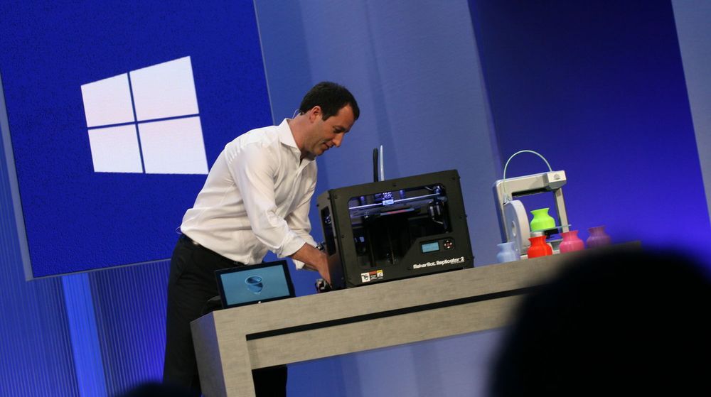 Antoine Leblond ble tilsidesatt da ledelseskartet i Microsoft ble tegnet på nytt i fjor. Nå slutter han. Bildet er tatt under foredraget hans på Build-konferansen i fjor, der han foruten å vise nyheter i Windows 8.1 for utviklere også demonstrerte 3D-printer og nye nettbrett.