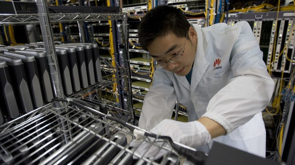 HACKET: Dette udaterte bildet viser en Huawei-ingeniør som driver vedlikehold på utstyr ved et anlegg i den sørkinesiske byen Shenzhen. Det var nettopp i Shenzhen at NSA lyktes med å infiltere selskapets interne datanettverk, ifølge avsløringer i Der Spiegel.