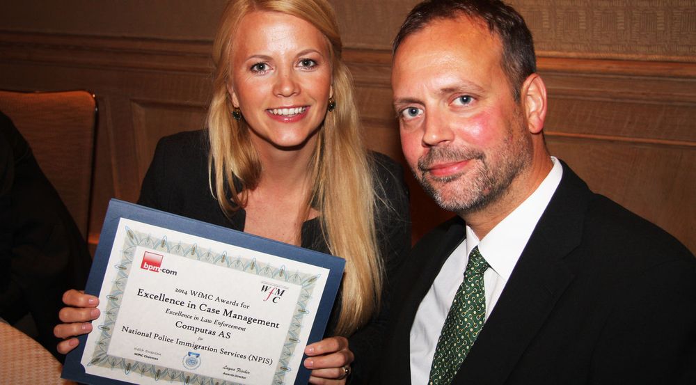 Maria Rekdal i Computas og Eirik Aarre, prosjektleder i Politiets Utlendingsenhet (PU), med diplomet som er et bevis på prisen PUs UTSYS-system nå har fått.