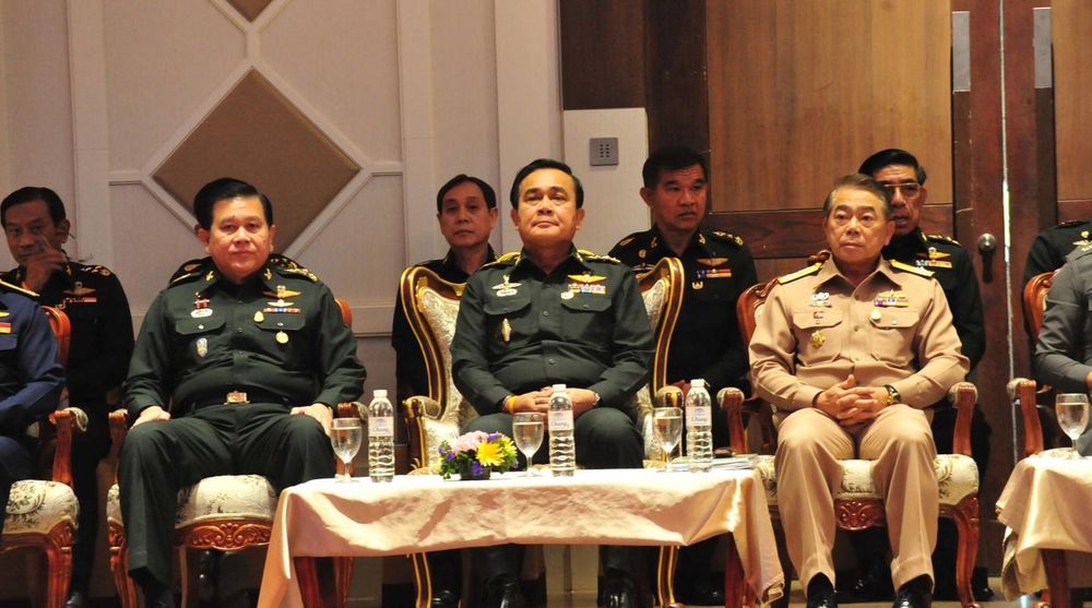Militærjuntaen i Thailand, som kaller seg for National Council for Peace and Order (NCPO), hevder Telenor har svertet dens gode navn og rykte. Her sees blant annet lederen for NCPO, Prayuth Chan-ocha, under et budsjettmøte i forrige uke.(140613) -- BANGKOK, June 13, 2014 (Xinhua) -- Chief of the National Council for Peace and Order (NCPO) Prayuth Chan-ocha (C) attends the budget meeting with government agencies in Bangkok, Thailand, June 13, 2014. (Xinhua/Rachen Sageamsak) THAILAND-BANGKOK-NCPO-MEETING PUBLICATIONxNOTxINxCHN