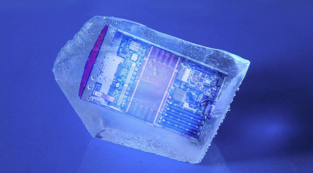 Kretsene i superledende datamaskiner må kjøles ned til svært mange minusgrader (Celsius) før den superledende effekten vil kunne oppstå. Hvor kaldt det må være, avhenger av  materialene som benyttes.