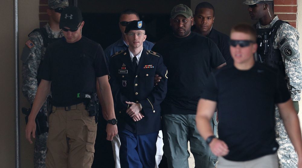 Bradley Manning blir ført ut fra retten etter å ha fått dommen. 