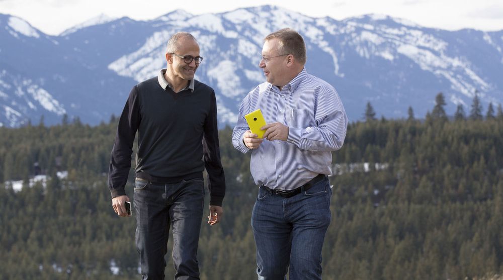 Tre og et halvt år etter at Stephen Elop ble Nokia-sjef, har mobilavdelingen til det finske selskapet nå blitt solgt til Microsoft, mens Elop på nytt har blitt toppsjef for virksomheten. Bildet viser Elop (til høyre) i en samtale med Microsoft-sjef Satya Nadella.