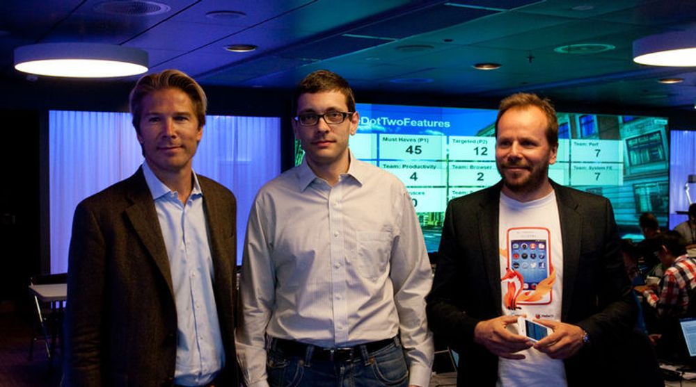 Mozillas nye teknologidirektør Andreas Gal (i midten), her fra et hackaton for Firefox OS hos Telenor på Fornebu i fjor høst. På bildet er han flankert av Rolv-Erik Spilling og Frode Vestnes, begge fra Telenor.