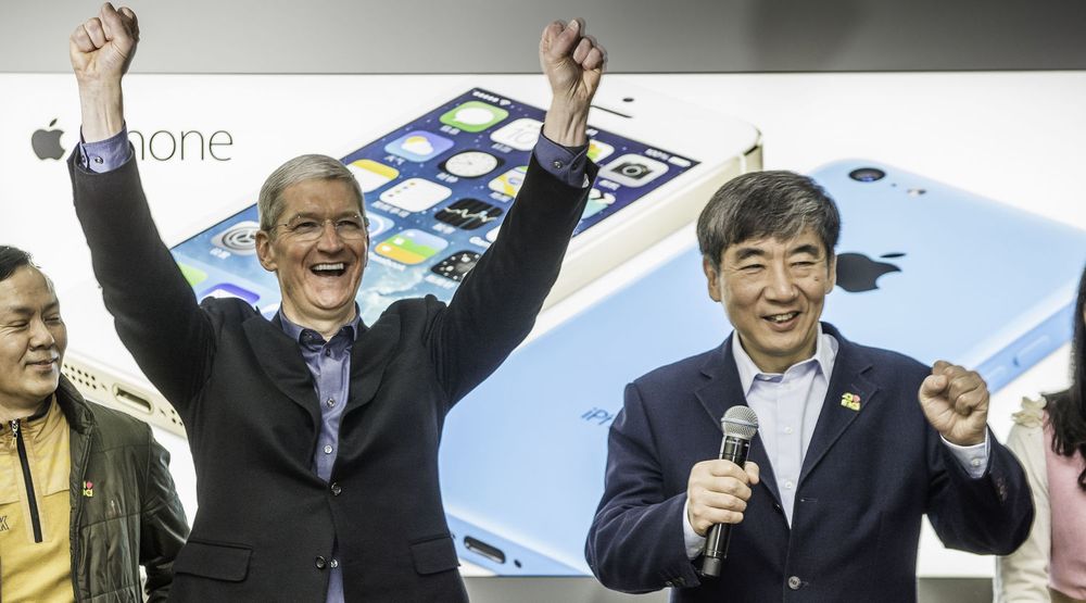 Apple-sjef Tim Cook har grunn til å juble, mye takket være solid vekst i Kina, deres nest største marked. Bildet er fra lanseringen av 4G-baserte iPhone 5s og 5c i Beijing i januar, sammen med China Mobile, verdens desidert største mobilselskap med over 700 millioner abonnenter.