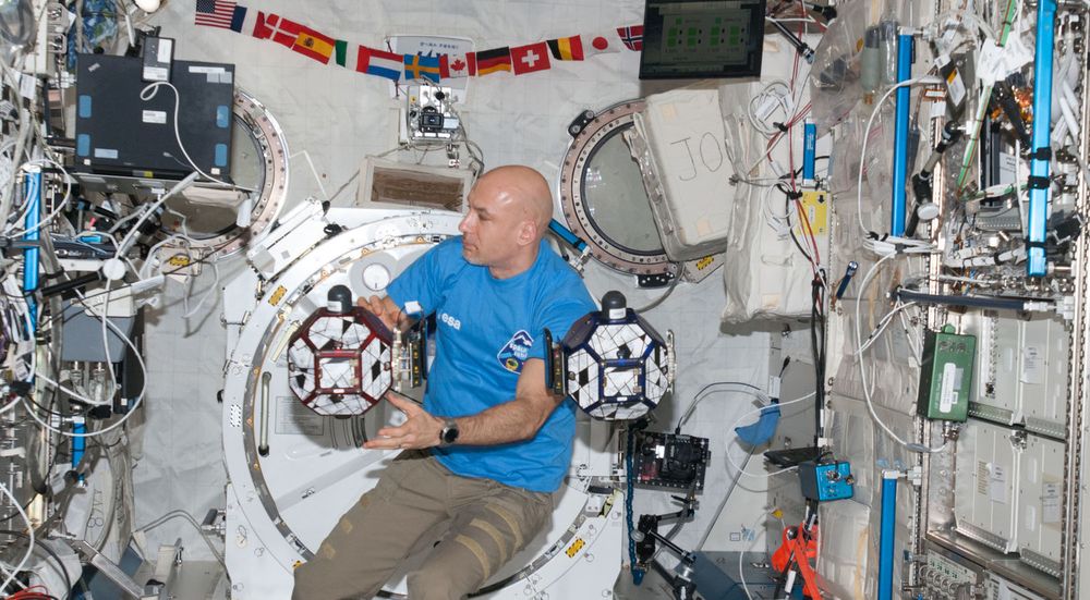 Astronauten Luca Parmitano inne i Kibo-laboratoriet i ISS, sammen med et par med SPHERES-enheter. Enhetene på bildet er utstyrt med hver sin smartmobil, men siden bildet er fra september i fjor, dreier det seg ikke om Project Tango-prototyper.