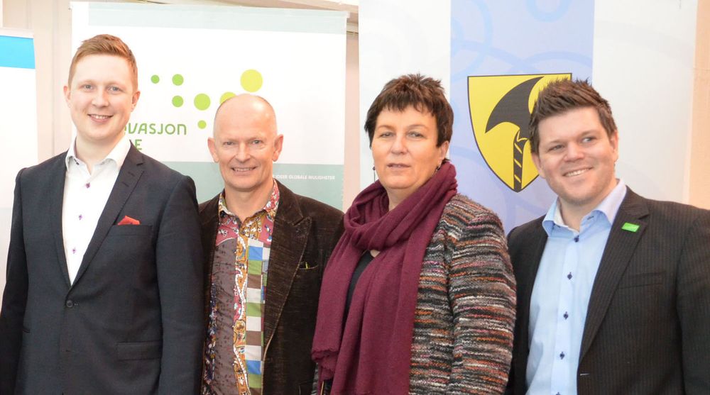 Fra venstre: prosjektleder Hugo Pedersen, Peter Jetzel i Google, fylkesrådmann Evy-Anni Evensen, Tommy Odinsen