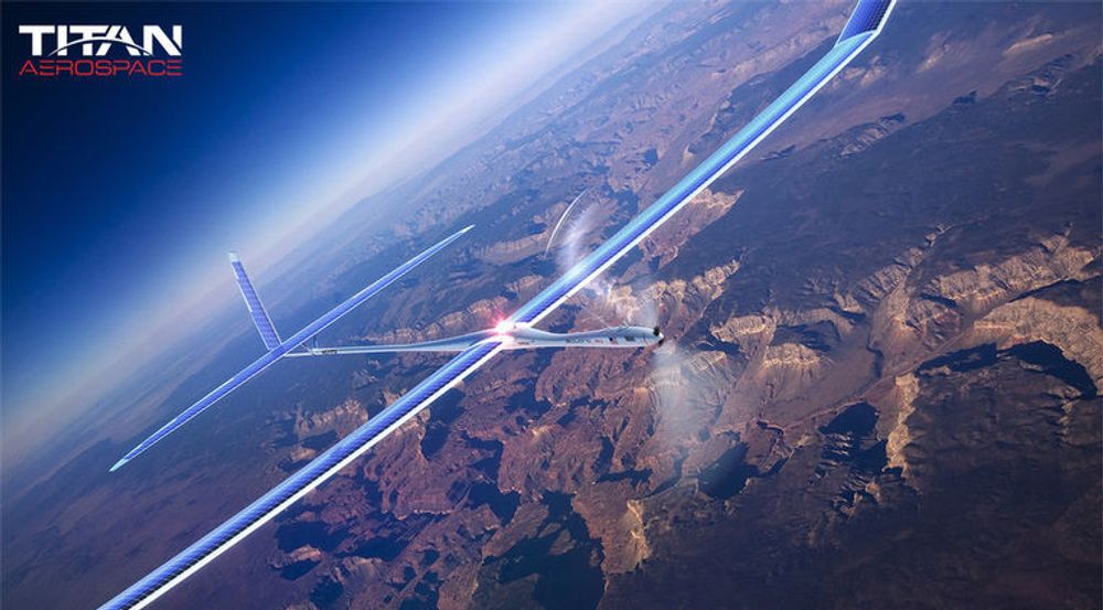 Titans droner skal holde seg flyvende i årevis, og levere bredbånd fra 65 000 fots høyde. Merk solcellene på vingene og halepartiet.
