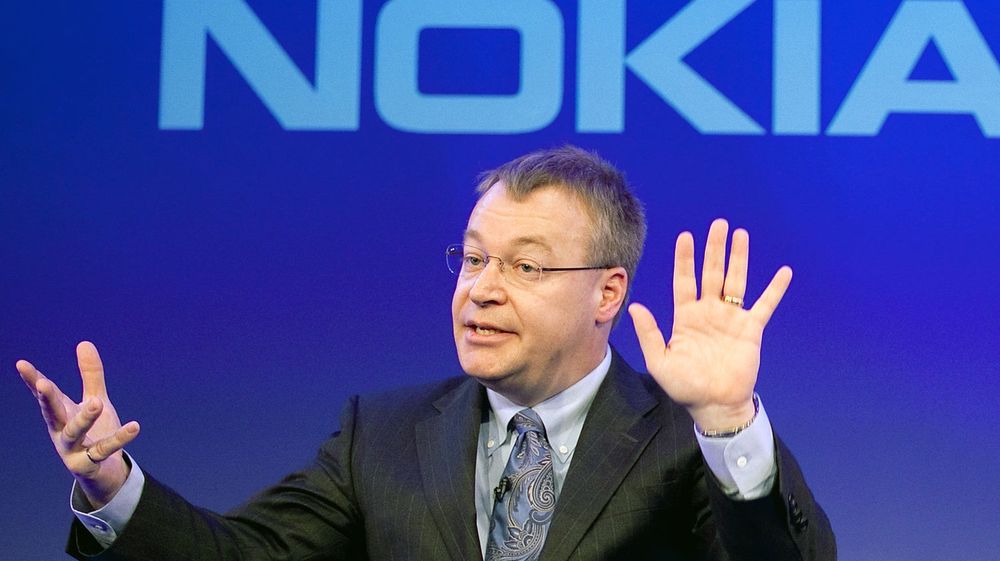 Nokia er i hardt vær etter at finske medier har begynt å rote i den lukrative bonusavtalen, som sikrer avtroppende Nokia-sjef Stephen Elop nærmere 150 millioner kroner etter at Microsoft kjøpte opp selskapet. 