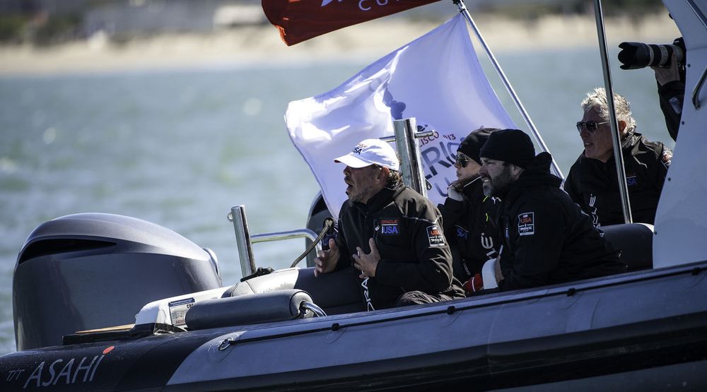 Oracle-sjef Larry Ellison (hvit caps) følger med på dag 6 i America&#8217;s Cup-regattaen i San Francisco Bay 15. september. Per torsdag ettermiddag ligger ikke Oracle Team USA an til å vinne.