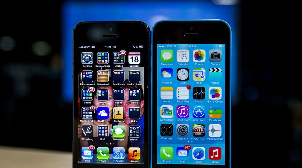 Den gamle og den nye iOS side om side. Apple har fjernet seg fra teksturtung til en flat design. 