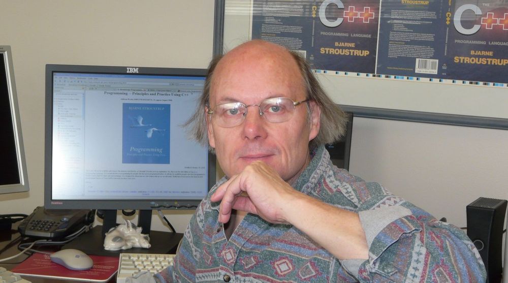 Bjarne Stroustrup begynte arbeidet med å designe og implementere C++ i 1979.