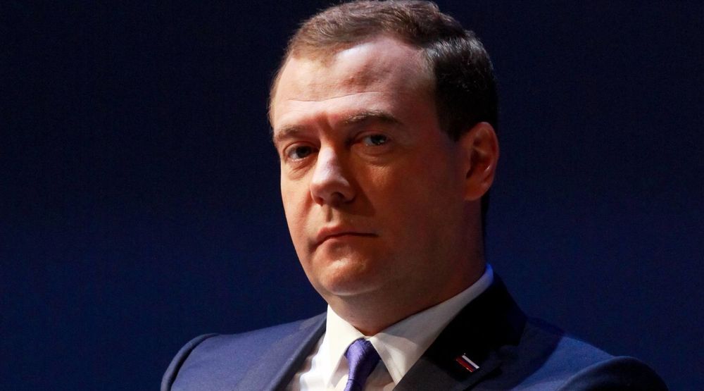 Meldinger som «Jeg trer av. Jeg skammer meg over regjeringens handlinger. Tilgi meg.» og «Jeg har ønsket å si dette lenge: Vova, du tar feil!» kom fra Russlands statsminister Dmitrij Medvedevs Twitter-konto etter at den hadde blitt hacket. 