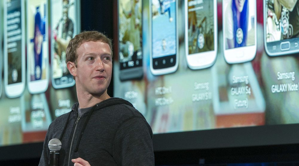 Mark Zuckerbergs og Facebook har lykkes å øke inntektene dramatisk på mobil. I årets fjerde kvartal kommer 30 prosent av selskapets inntekter fra nettopp annonser levert via smarttelefoner. Bildet er fra lanseringen av Facebook Home tidligere i år: Et av flere tiltak selskapet har for å tekkes stadig flere mobilbrukere. 