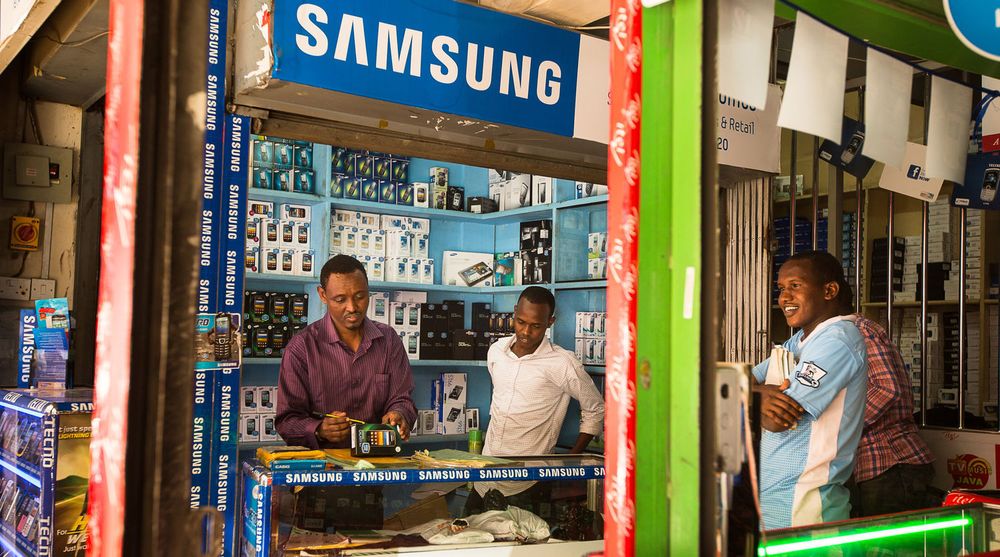 Samsung-forretning i Nairobi i Kenya, der 23 prosent av boligene har innlagt strøm, og 75 pst av innbyggerne har mobiltelefon.