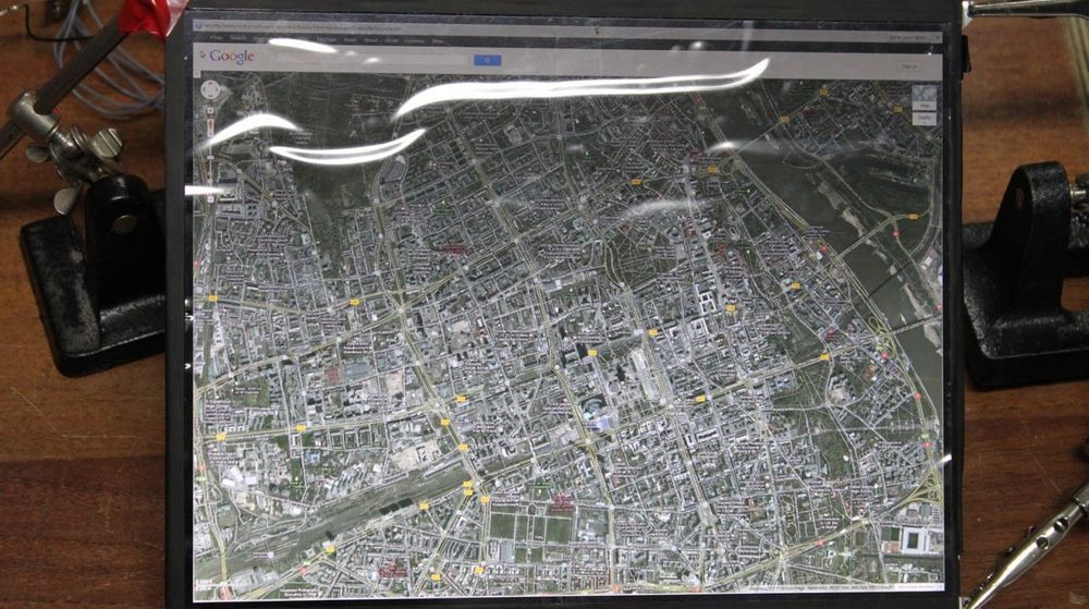 Mye informasjon på et lite areal. Her vises et satellittbilde fra Google Maps på den 9,7 tommer store skjermen etter at den har blitt koblet til en pc.