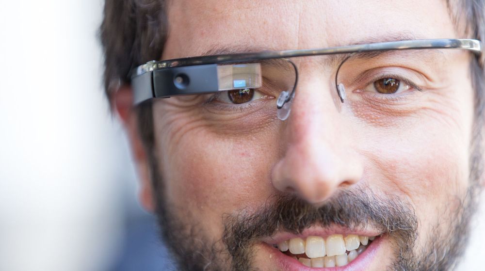 Googles medgründer Sergey Brin har latt seg avbilde med selskapets brille ved en rekke anledninger, men produktet blir ikke tilgjengelig for salg på en god stund.