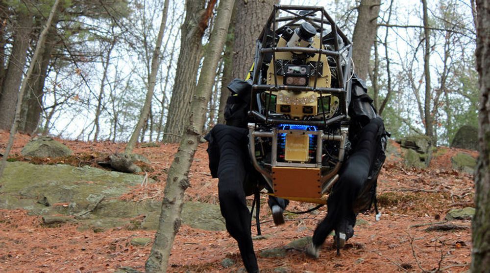 Boston Dynamics LS3 finner selv fram i ulendt terreng, og er omtrent umulig å velte.