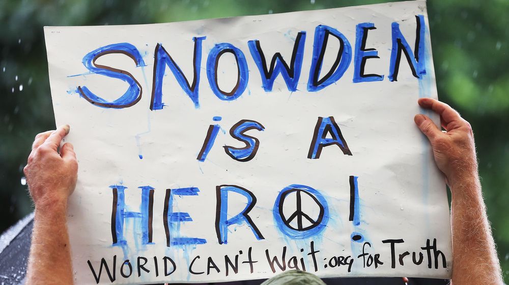 Denne demonstranten på Union Square på Manhatten i New York 10. juni var ikke i tvil om hvordan folk bør stille seg til lekkasjen som Edward Snowden sørget for.