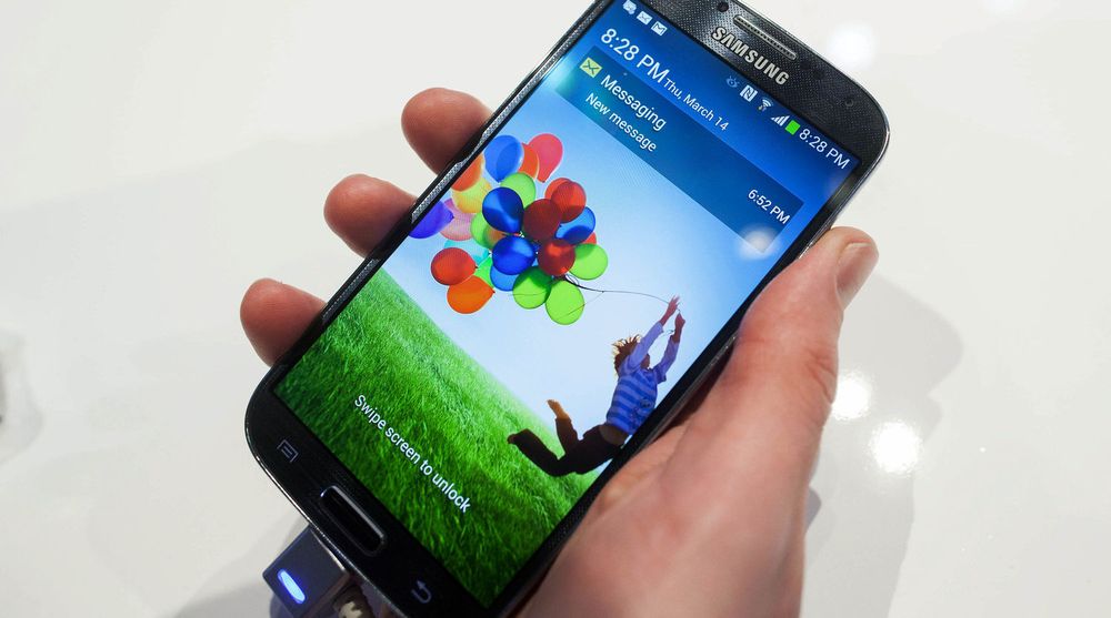 Samsung selger bedre enn Apple hos Telenor, Samsungs nye Galaxy S4 har likevel ikke greid å ta fra iPhone 5 førsteplassen.