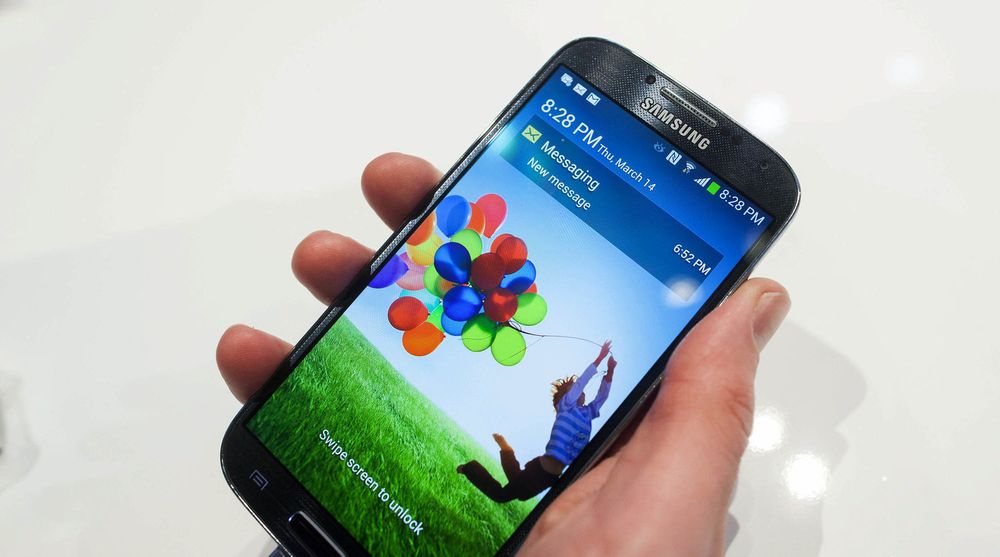 Galaxy S4 er en kjempesuksess for Samsung, modellen solgte 10 millioner enheter på 27 dager. Med etterspørselen i Europa vil falle noe i kommende måneder, mener JP Morgan.