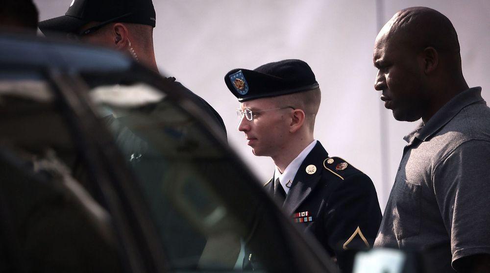 Bradley Manning blir ført ut av den militære domstolen i Fort Meade i Maryland. Han risikerer 21 års fengsel for å ha lekket enorme mengder sensetive data fra amerikansk forsvar til Wikileaks.