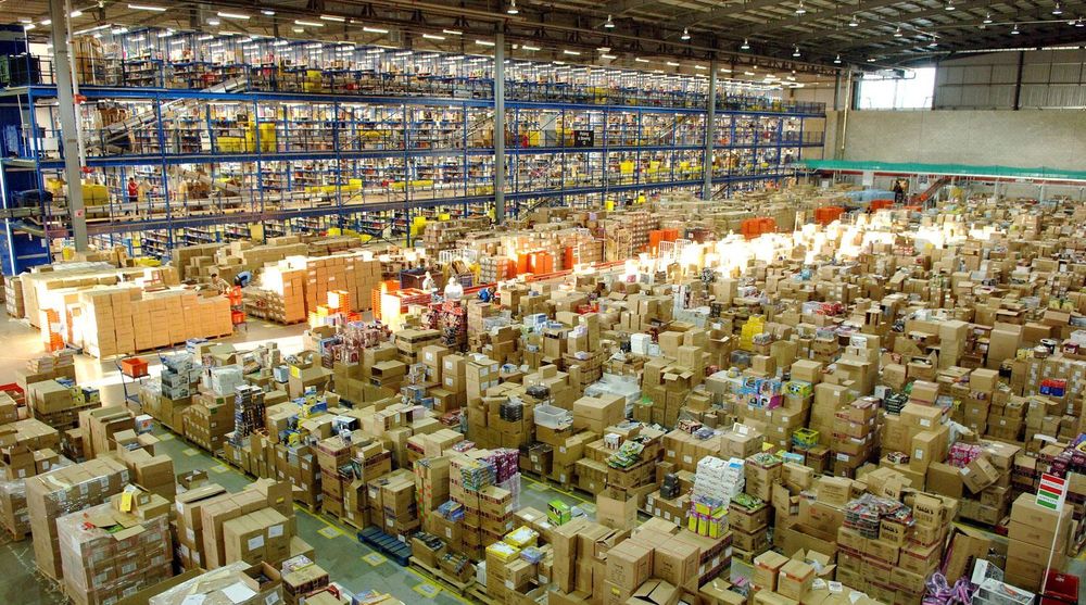 Nettgiganten Amazon har 8 enorme varelagre bare i Storbritannia. Bildet viser et anlegg i Bedfordshire. En undersøkende BBC-reportasje hevder det foregår rovdrift på de ansatte som plukker varene.