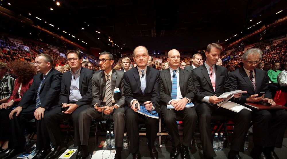 Fra venstre til høyre: Stephen Elop, tidligere toppsjef, Michael Halbherr, direktør Nokia, Rajeev Suri, CEO Nokia Solutions And Networks (NSN), Jouko Karvinen, nestleder i styret Nokia, Timo Ihamuotila, finansdirektør Nokia, og styreleder Risto Siilasmaa benket seg for den siste generalforsamlingen hvor Nokia kan kalles et mobilselskap.