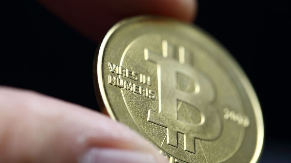 Krypto-valutaen Bitcoin stiger til nye høyder mandag. 