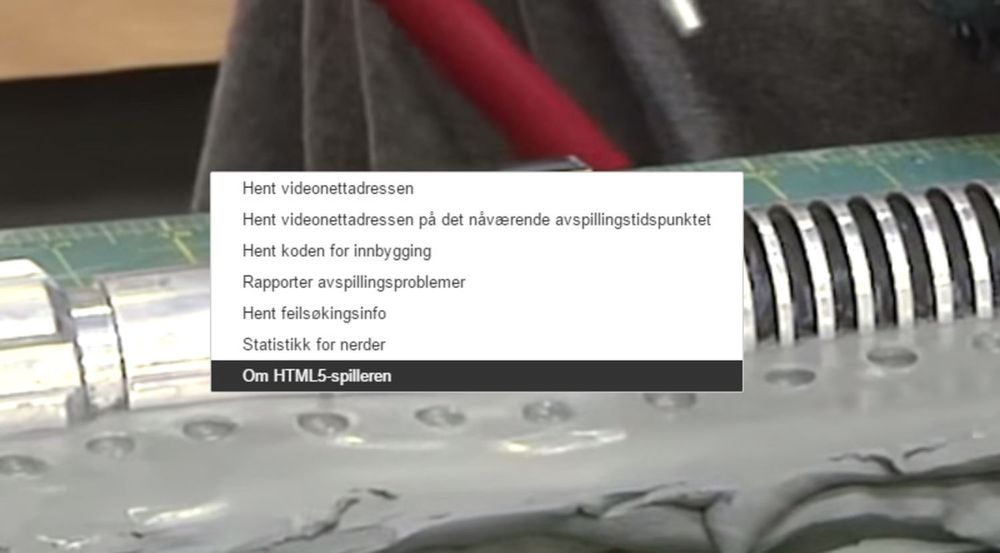 Høyreklikker man på en YouTube-video i nettleseren, kan man se hvilken avspiller som benyttes. Her er det HTML5-avspilleren som er i bruk.