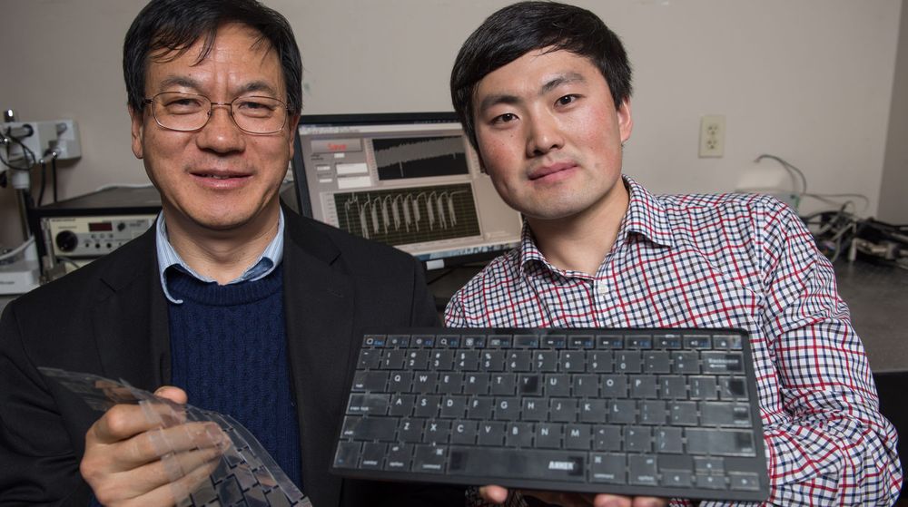 Professor Zhong Lin Wang (t.v) og forskningsassistenten Jun Chen med det selvdrevne sikkerhetstastaturet. 