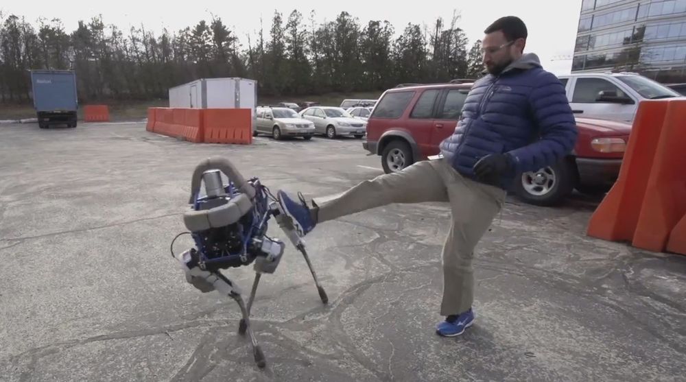 For mange kan et slikt spark virke slemt, selv om det er en maskin den Boston Dynamics-ansatte sparker til.