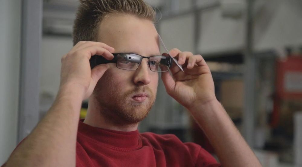 Nederlandske DHL-ansatte plukket varer mer effektivt og med færre feil når de brukte system integrert i smarte briller. 